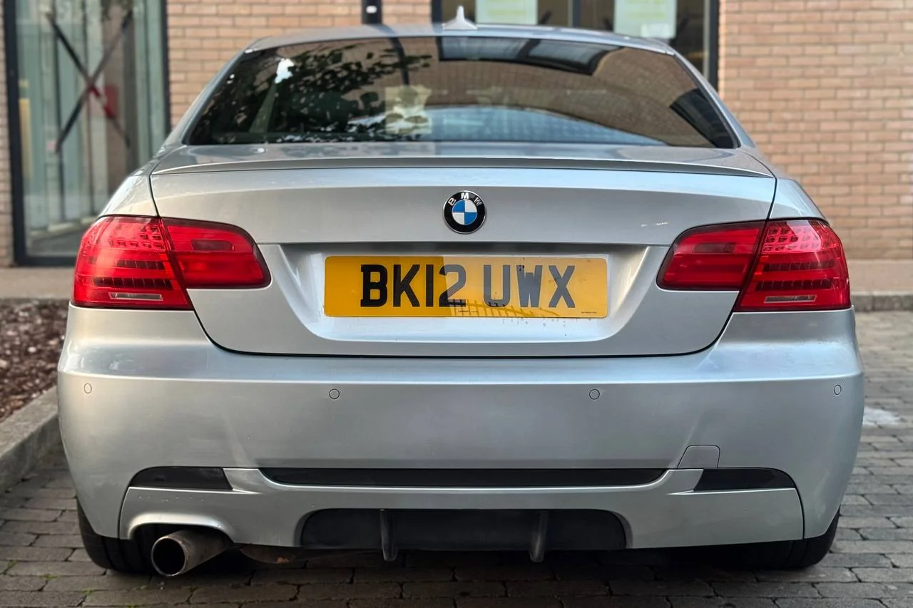 Thumbnail 10 for BMW 3 Series 318i 2012