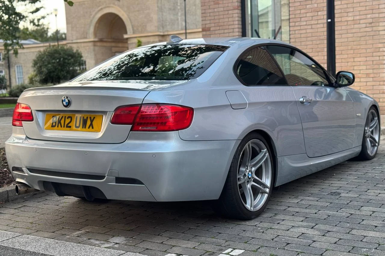 Thumbnail 11 for BMW 3 Series 318i 2012