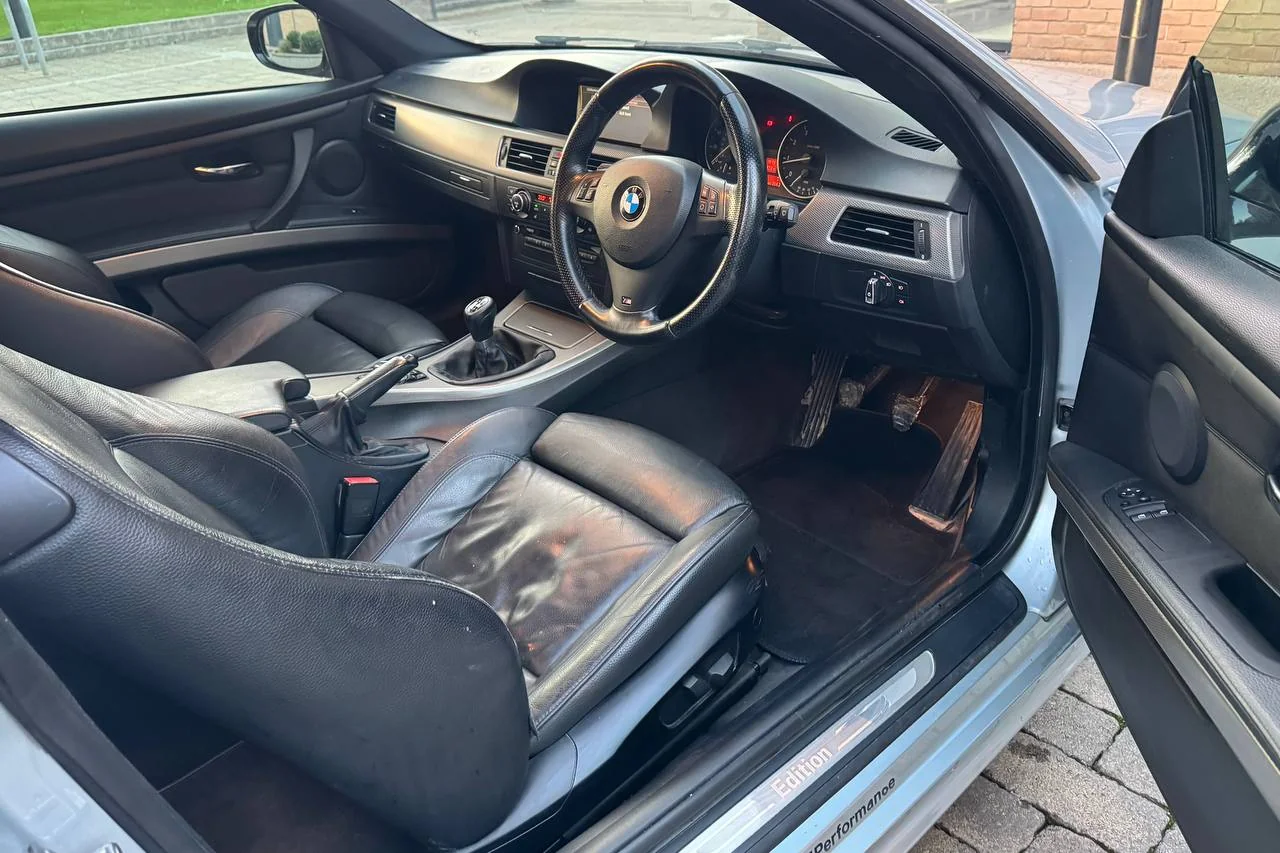 Thumbnail 12 for BMW 3 Series 318i 2012