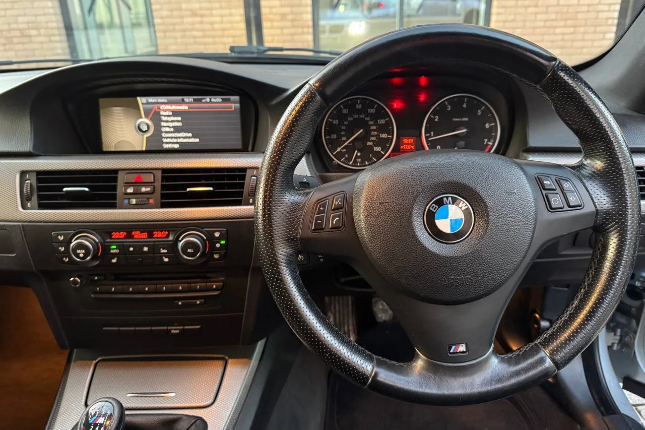 Thumbnail 14 for BMW 3 Series 318i 2012