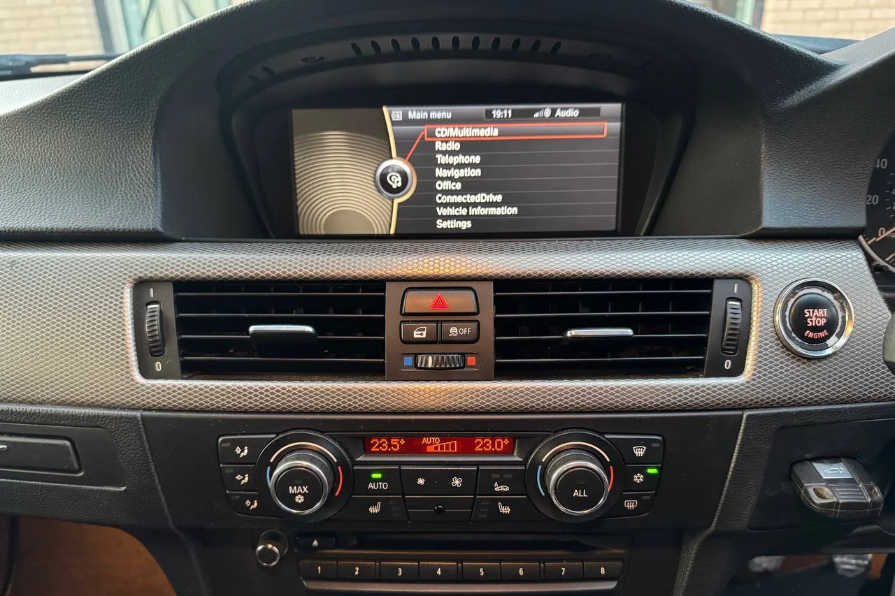 Thumbnail 15 for BMW 3 Series 318i 2012