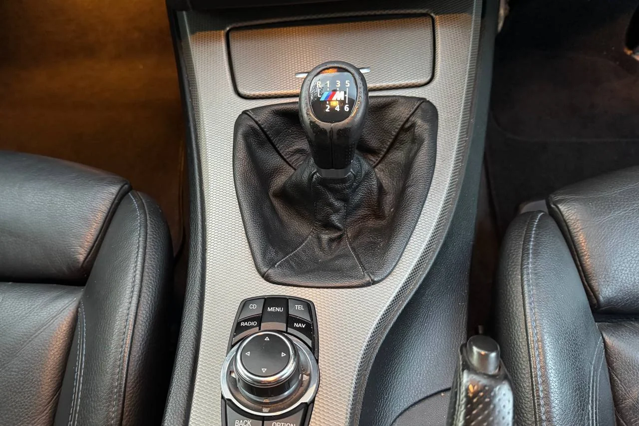 Thumbnail 17 for BMW 3 Series 318i 2012