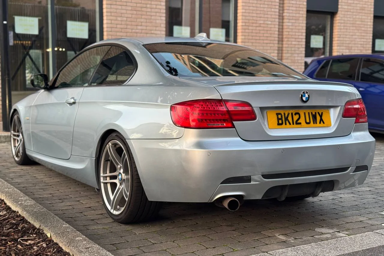 Thumbnail 9 for BMW 3 Series 318i 2012