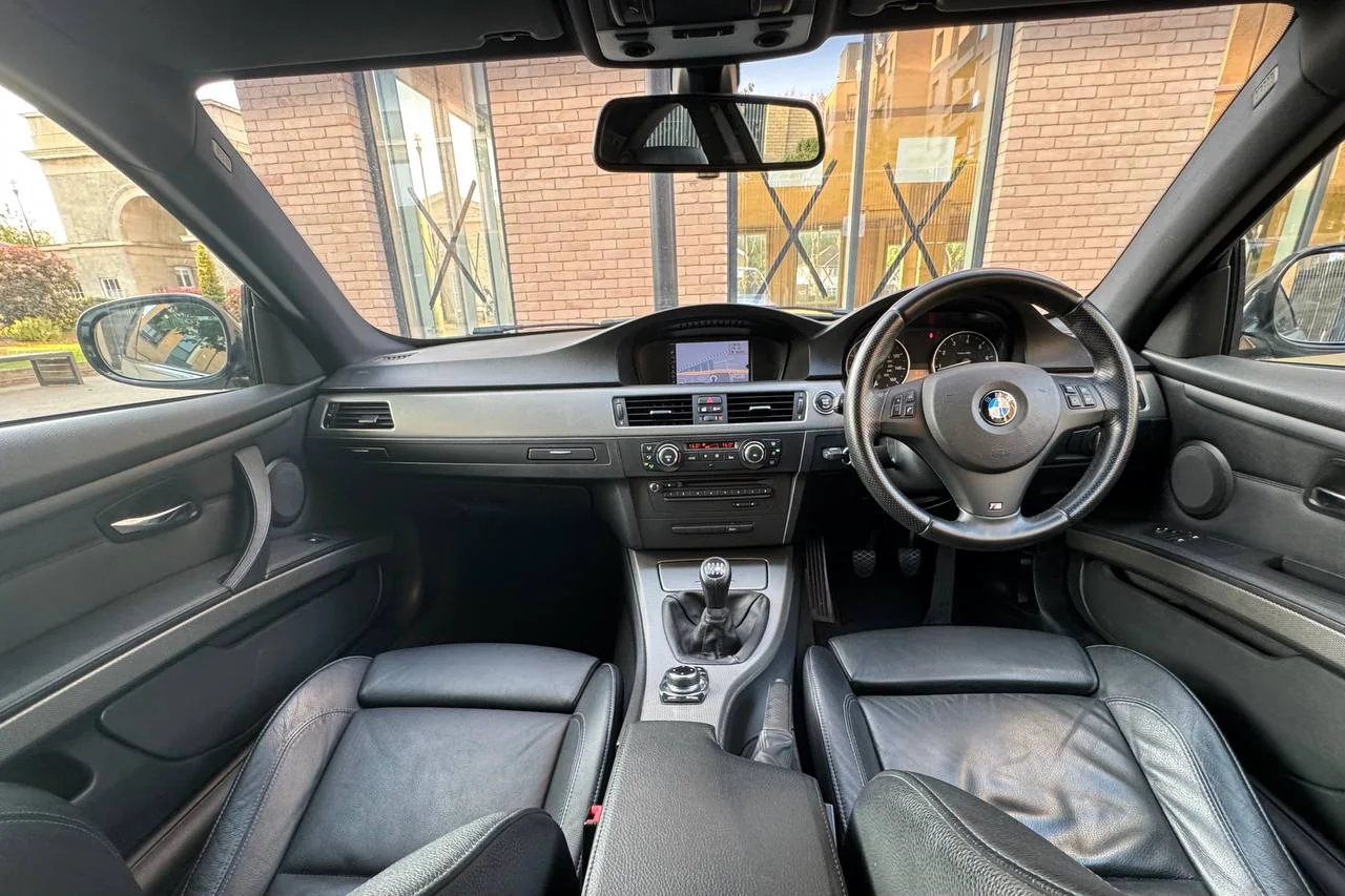 Thumbnail 15 for BMW 3 Series 318i 2011