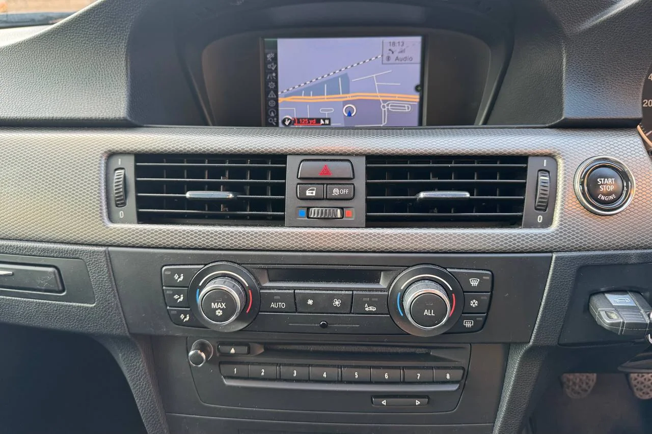 Thumbnail 17 for BMW 3 Series 318i 2011