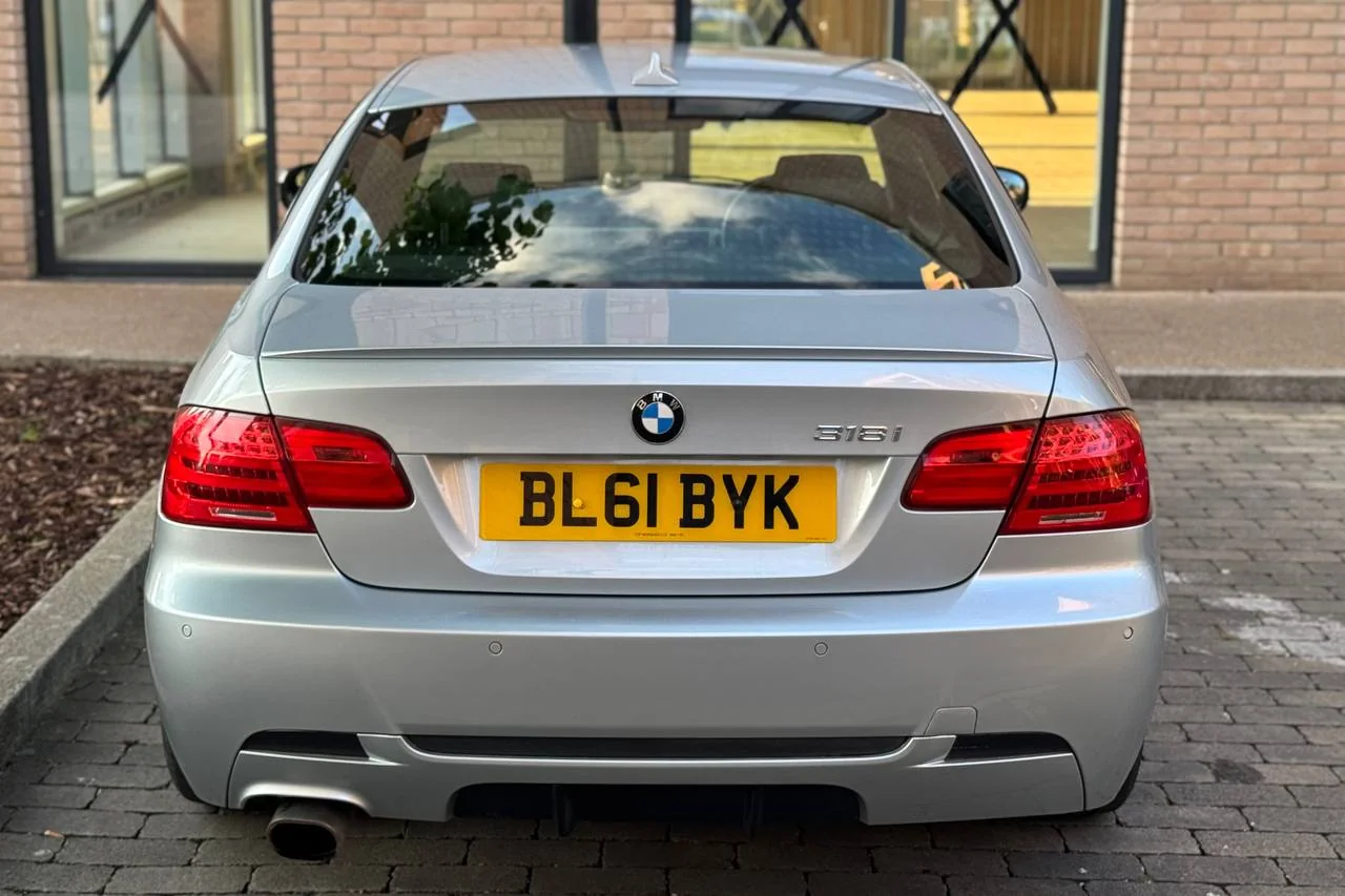 Thumbnail 5 for BMW 3 Series 318i 2011