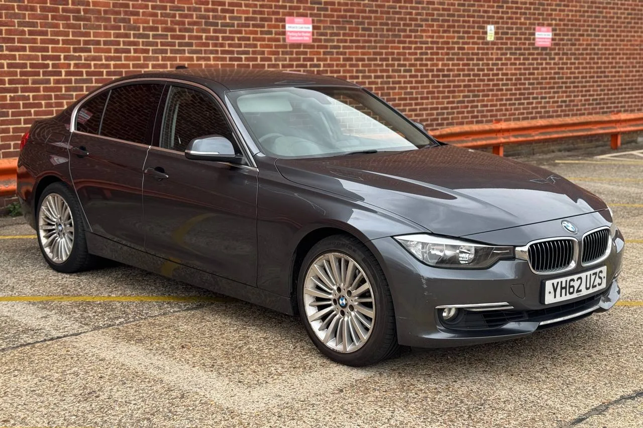 Thumbnail 1 for BMW 3 Series 320i xDrive Luxury 2012