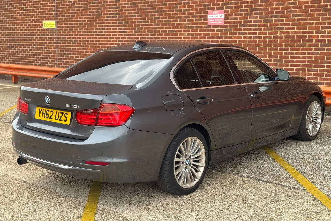Thumbnail 6 for BMW 3 Series 320i xDrive Luxury 2012