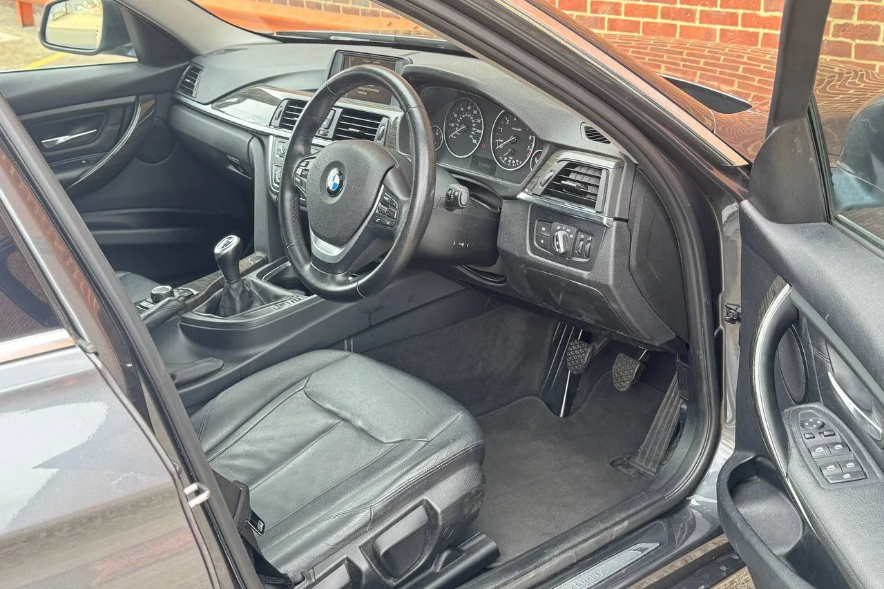 Thumbnail 7 for BMW 3 Series 320i xDrive Luxury 2012