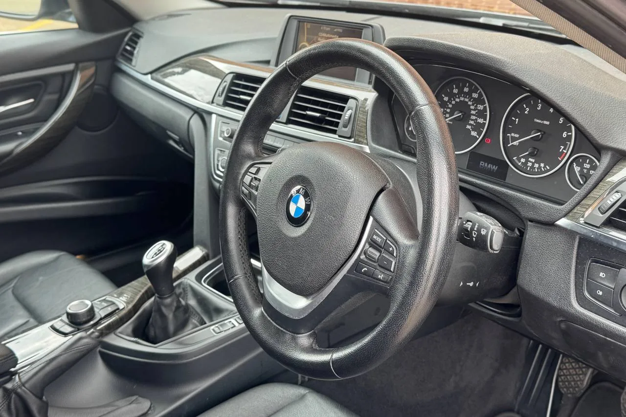 Thumbnail 8 for BMW 3 Series 320i xDrive Luxury 2012