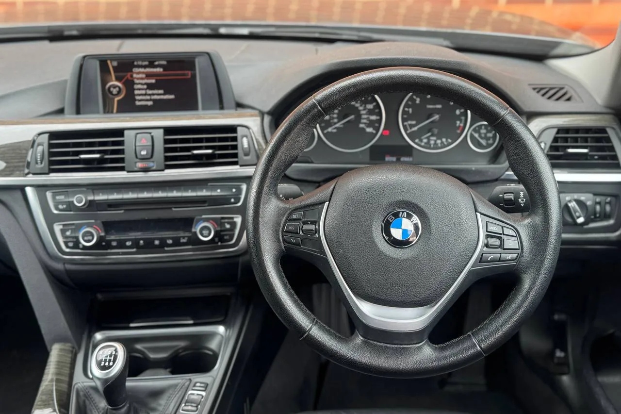 Thumbnail 10 for BMW 3 Series 320i xDrive Luxury 2012