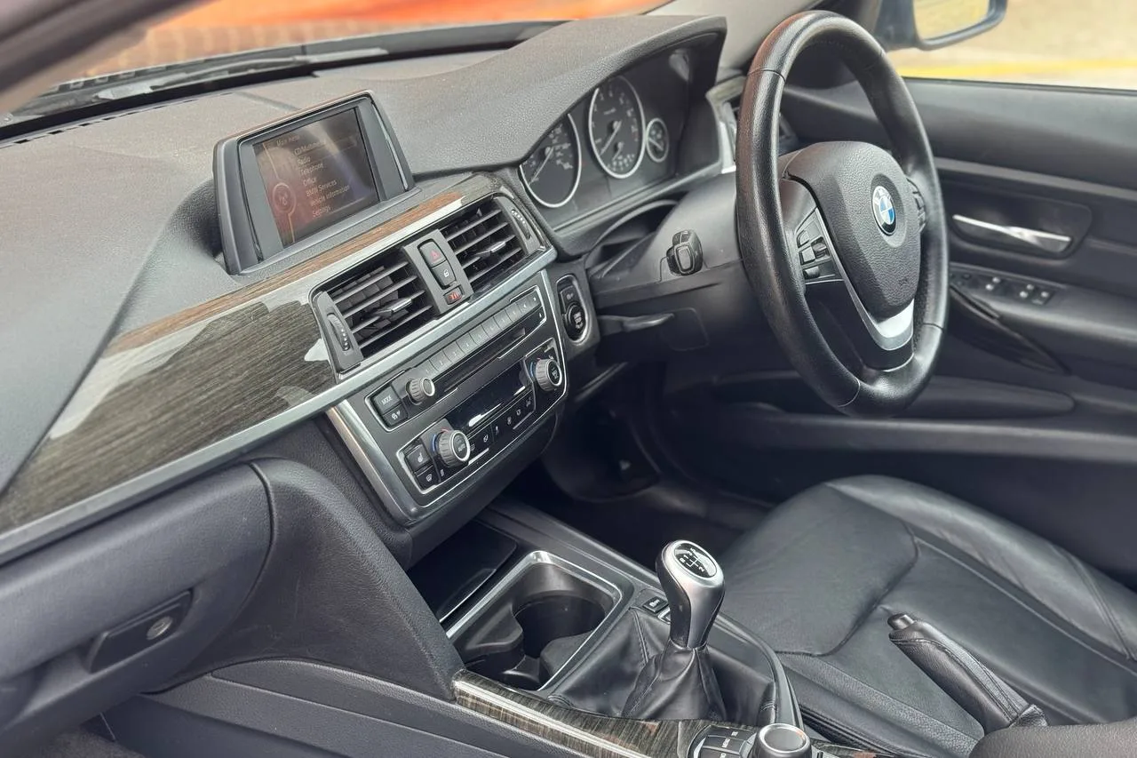 Thumbnail 11 for BMW 3 Series 320i xDrive Luxury 2012