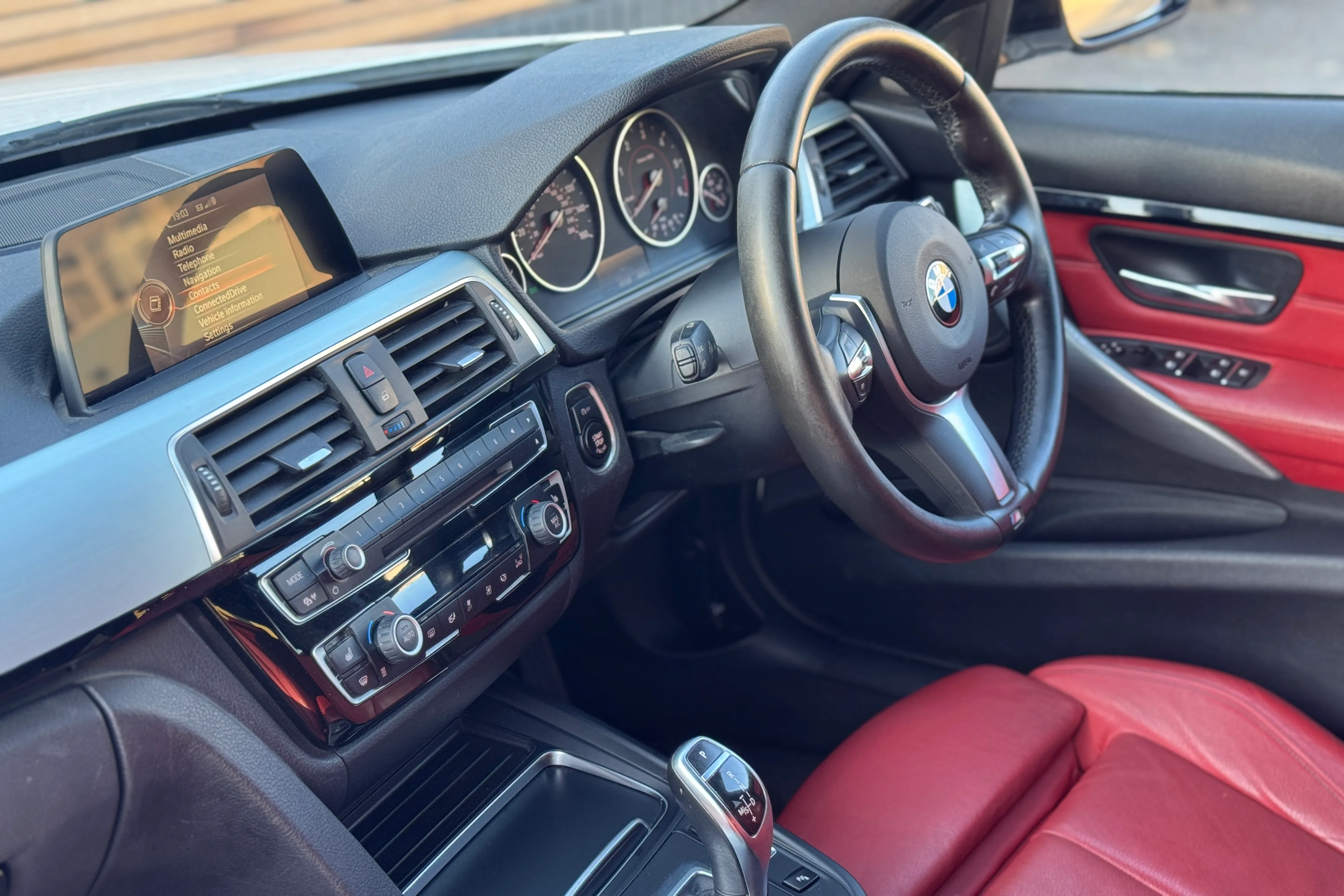 Thumbnail 10 for BMW 3 Series 335d xDrive M Sport Touring 2015