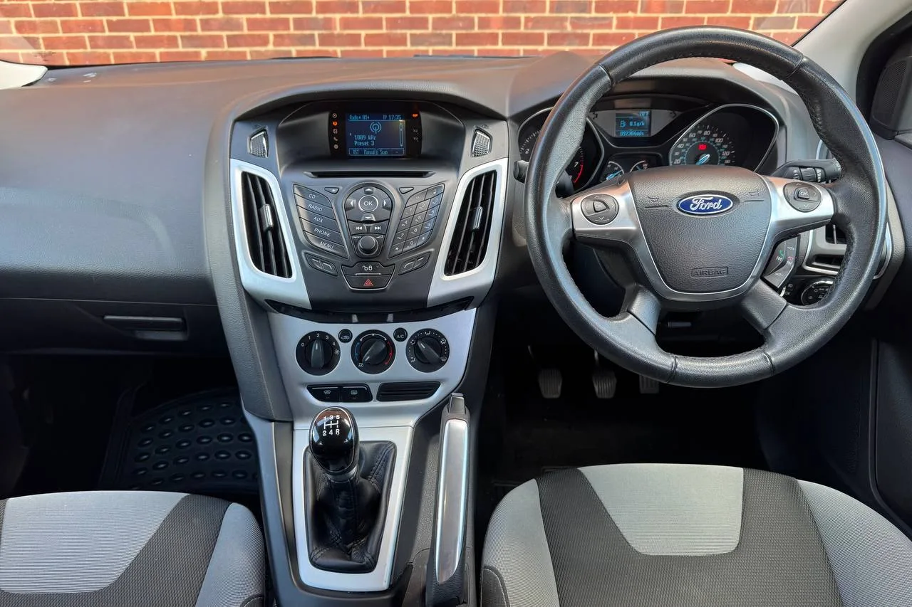 Thumbnail 11 for Ford Focus Zetec 2011